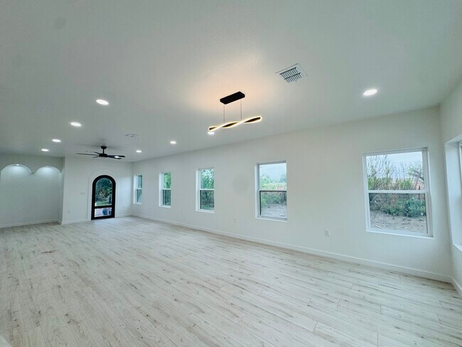 Foto del edificio - 387 Old Lockhart Rd