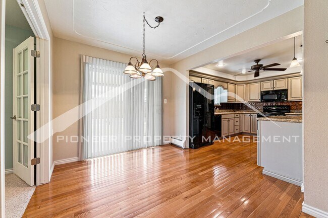 Building Photo - Spacious home with Hardwood Floor, Fenced ...