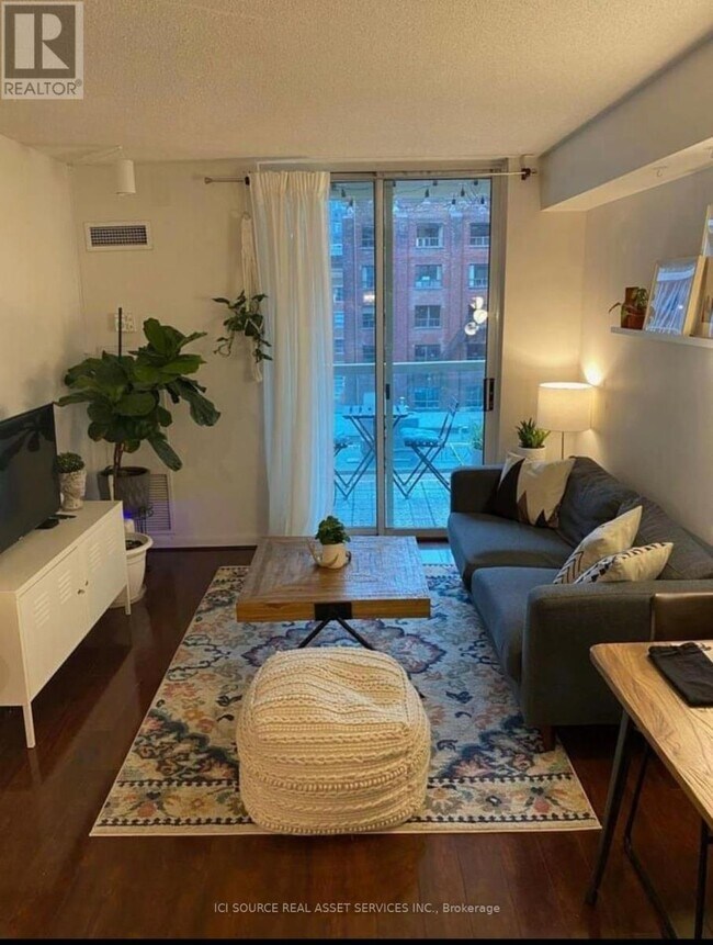 Photo du bâtiment - 323 Richmond St E