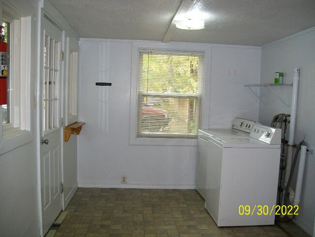 Building Photo - 219 E Callender St