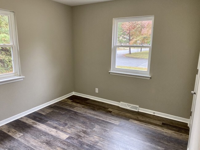 Building Photo - Cute Renovated Duplex Near Duke Regional!