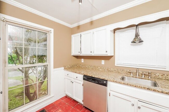 Foto del edificio - 1042 Vestavia Manor Dr