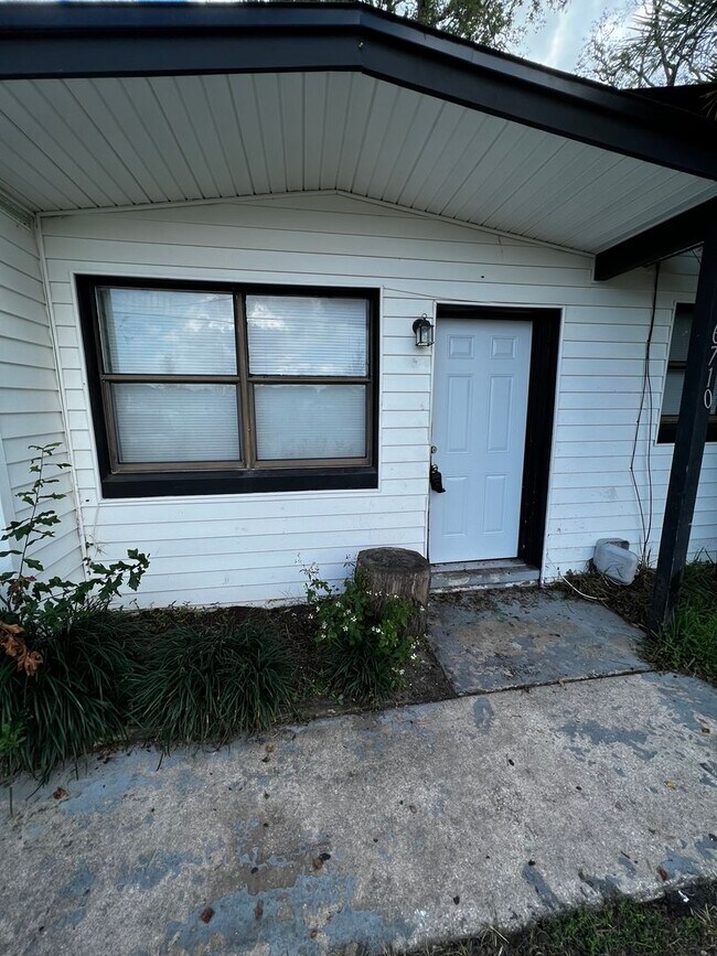 Building Photo - Spacious 4/2 in Westside JAX!