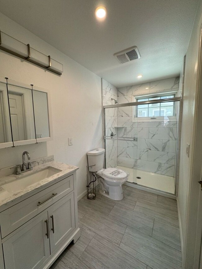Building Photo - 931 W 23rd St