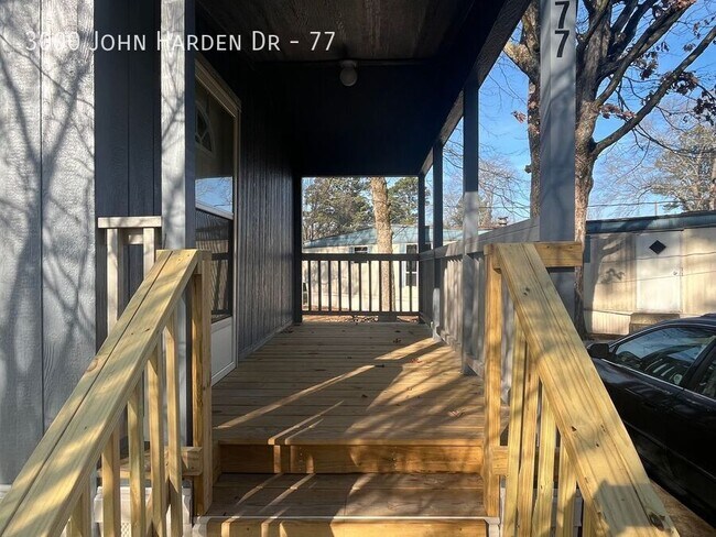 Foto del edificio - 3000 John Harden Dr