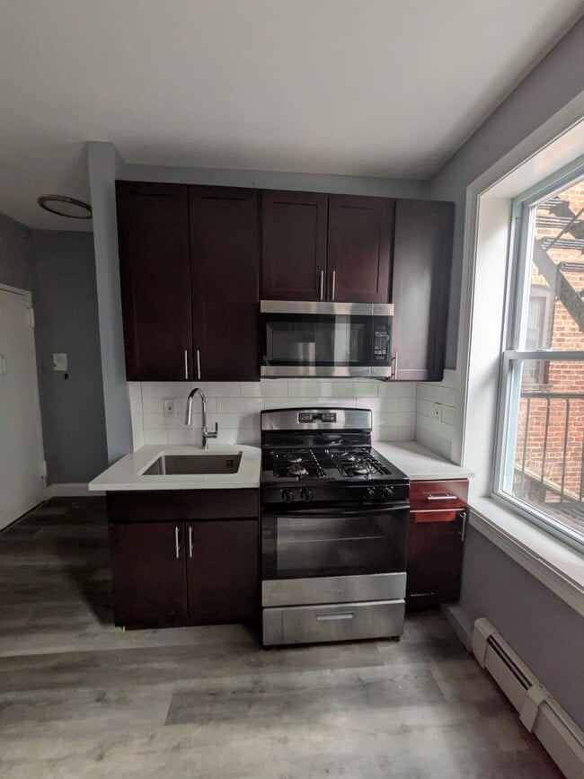 Building Photo - 149 Zabriskie St