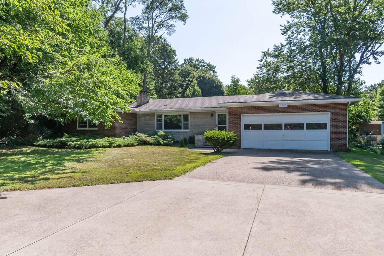 Foto principal - 3 bedroom 1.5 bath 1668 Sqft home just 1 m...
