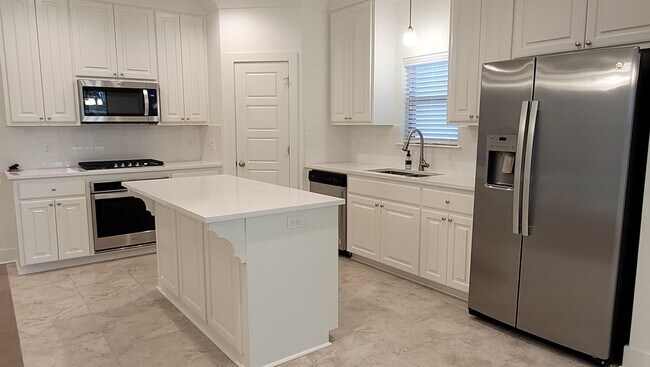 Building Photo - Beautiful 3 bed 2 bath home with office!
