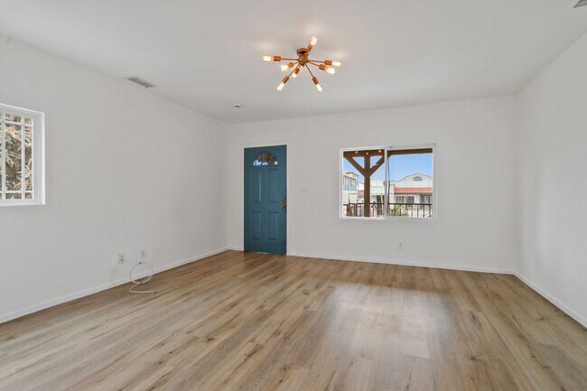 Foto del edificio - Beautiful and Spacious 3 Bedroom Apartment Home in Boyle Heights