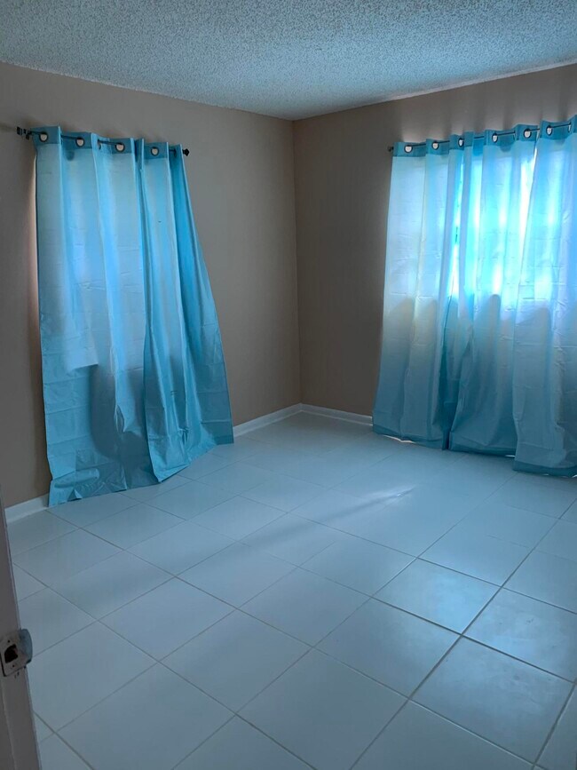 Foto del edificio - 2340 R J Hendley Ave