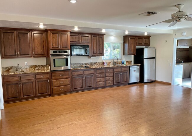 Building Photo - 16542 Felice Dr