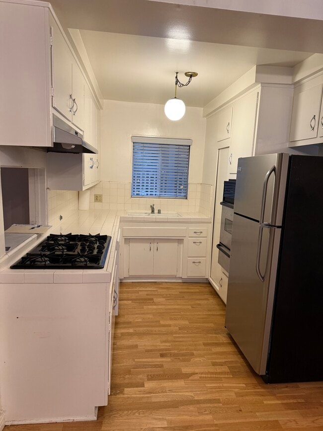 Building Photo - 10350 Almayo Ave