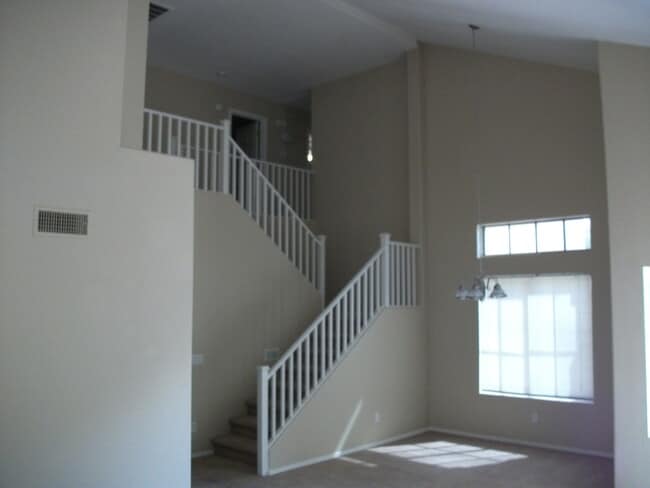 Building Photo - Spacious 4 bedroom, 2.5 bath