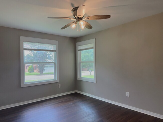 Building Photo - 313 Lovers Ln