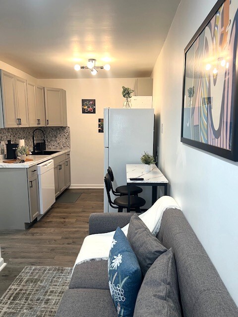 Primary Photo - West Grant St Apartments