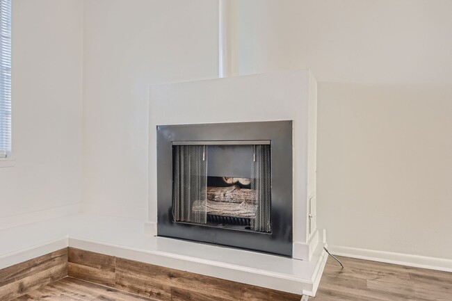 Building Photo - Evolve Real Estate: Available 9/15 Spaciou...