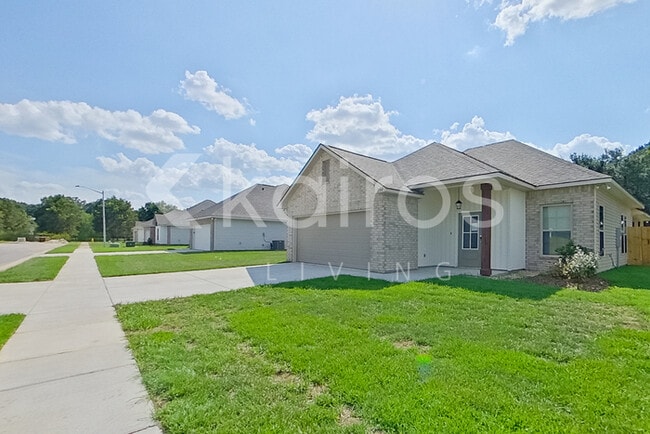 Building Photo - 204 Carencro St