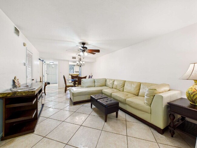 Foto del edificio - Furnished 2BR/2BA Pine Haven Condo with Pr...