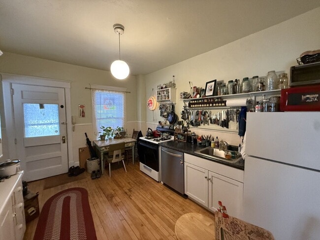 Foto del edificio - Private Second Floor one bedroom flat in Historic Lowry Hill - Walking distance to transit and la...