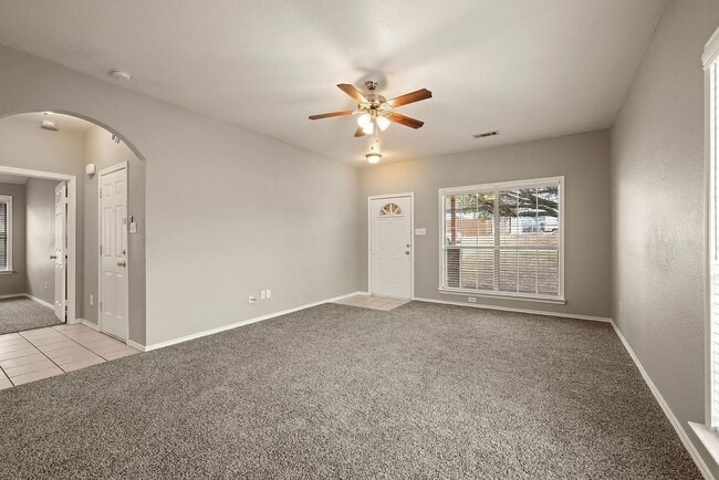 Foto del edificio - Light-Filled 3-Bedroom Home with Updated K...