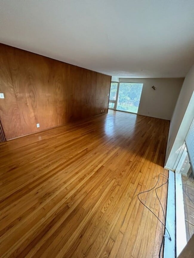 Building Photo - 1 bedroom, 1 bathroom Apartment