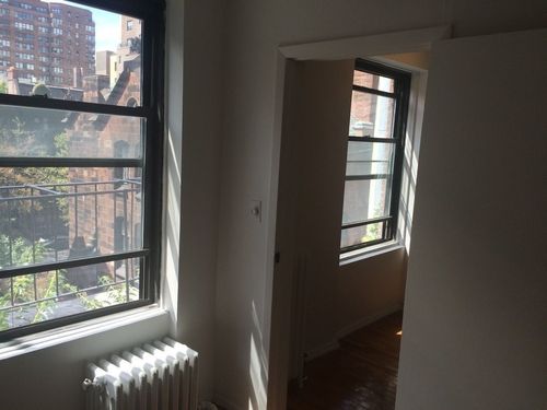 Building Photo - 216 E 17th St