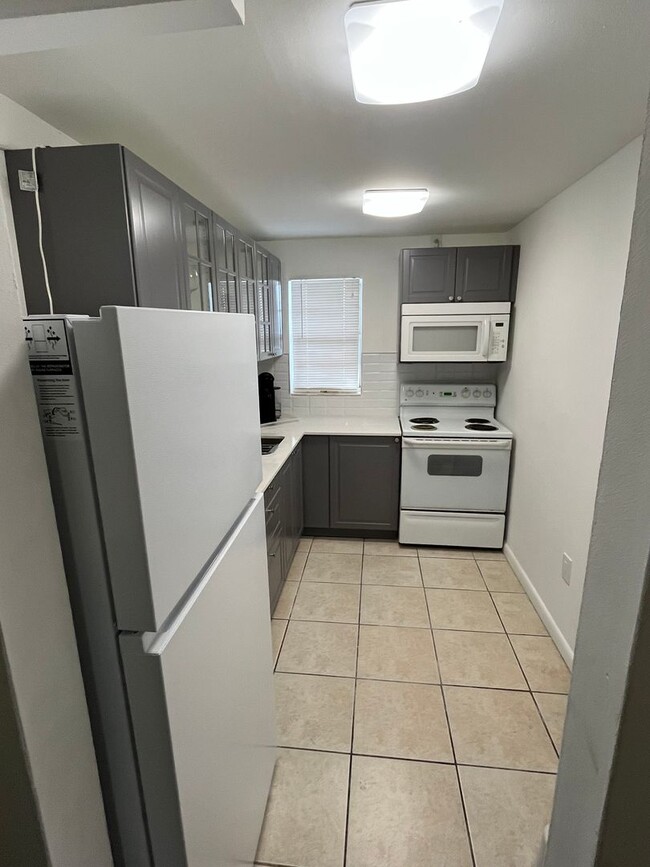 Building Photo - Spacious 1 Bedroom/1,5 Bathroom furnished ...