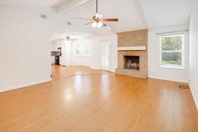 Foto del edificio - AUGUST PRE-LEASE!  Spacious 3 Bedroom 2 Bathroom House on Corner Lot