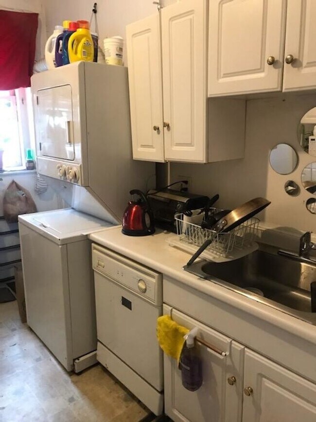 Building Photo - Huge 4 bed in Allston