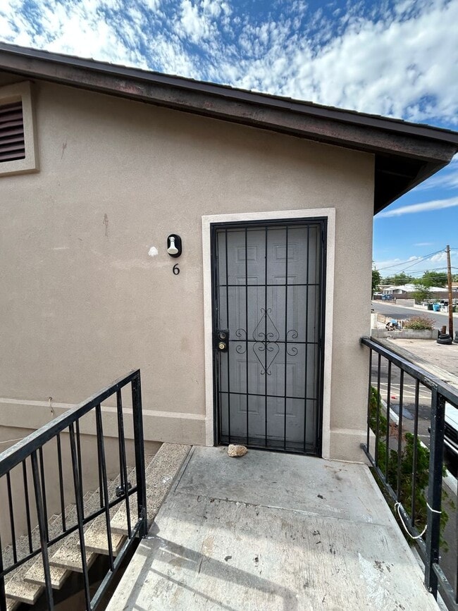 Building Photo - 1321 W Vogel Ave