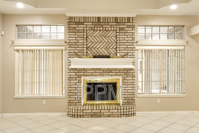 Foto del edificio - 1309 Summerfield Ln