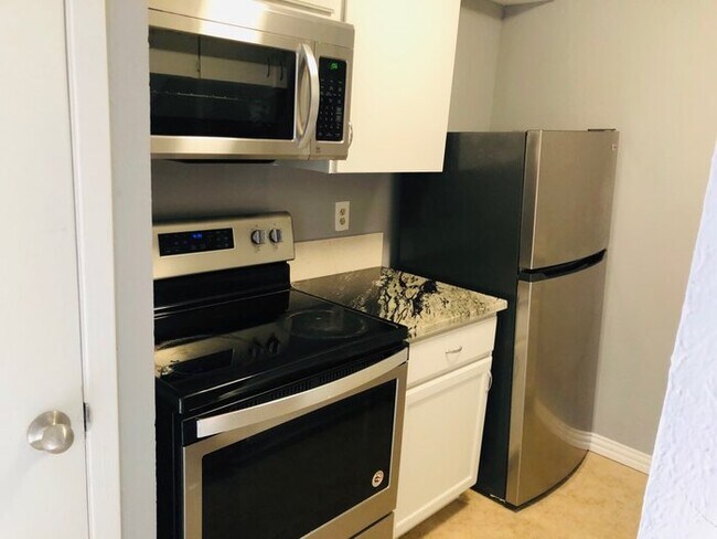 Building Photo - 1bed/1bath -w/ den. AMAZING LOCATION!!!
