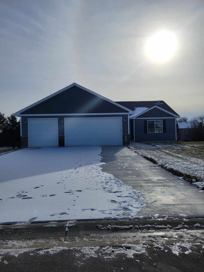 Building Photo - 375 E Horizon Dr