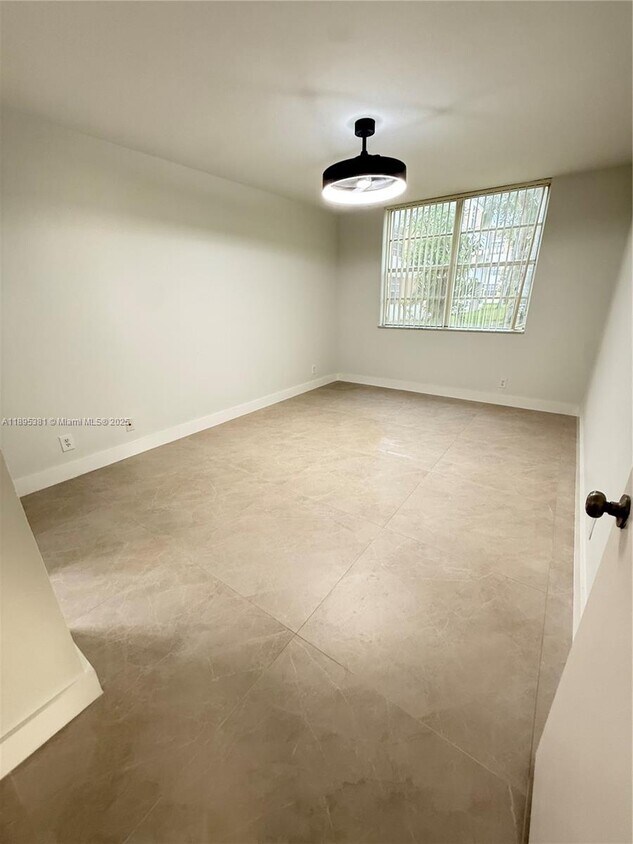 Foto principal - 8318 NW 24th St