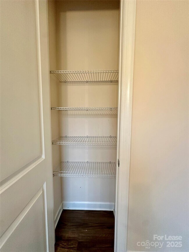 Foto del edificio - 5733 Lachlan Hill Ln