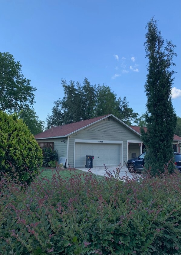 Front yard - 10928 NW 34th Pl