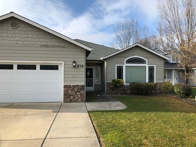 Building Photo - 818 Solano Cir