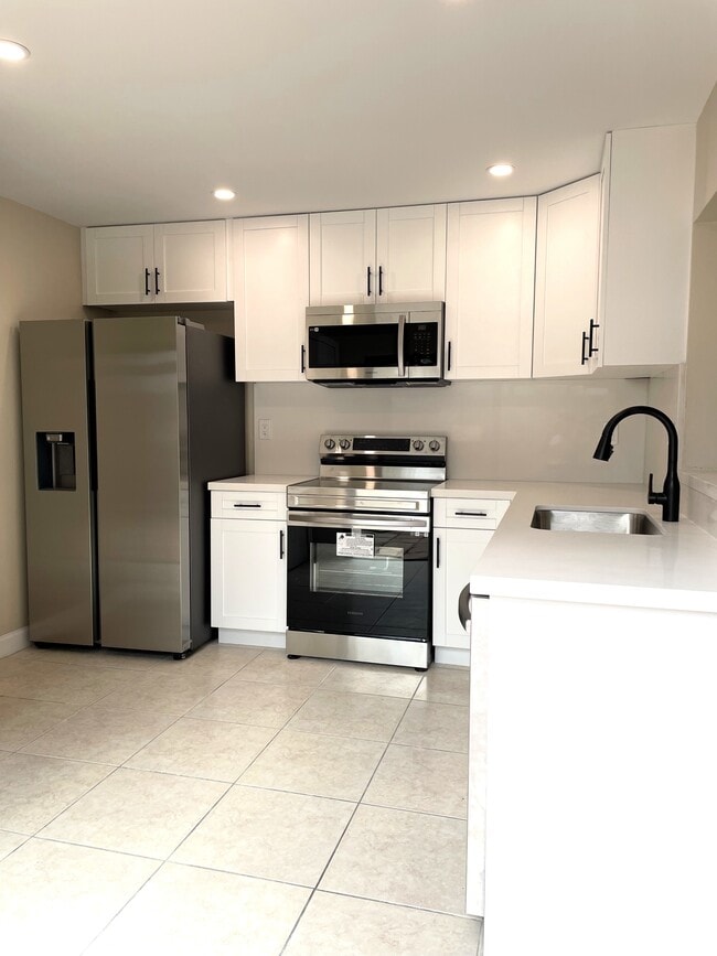 Building Photo - 4702 SW 67th Ave