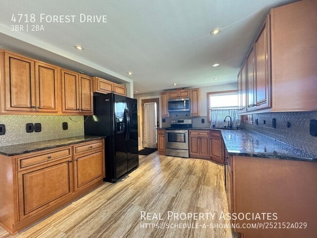 Foto del edificio - 4718 Forest Dr