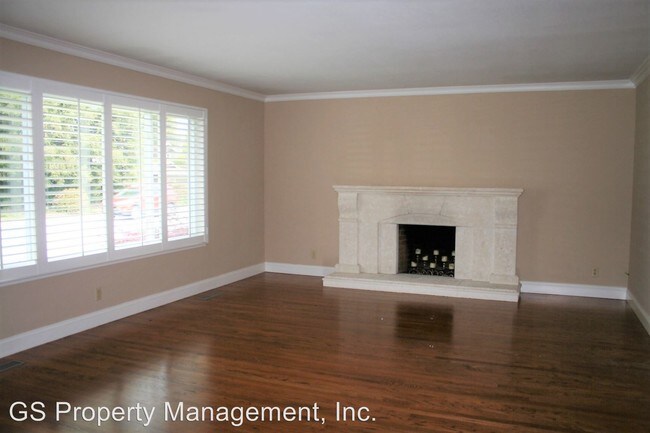 Building Photo - 4 br, 2.5 bath House - 1420 Oak Avenue