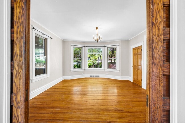 Dormitorio - 502 W High St