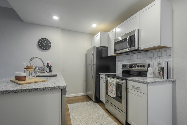Building Photo - 527 Gladstone