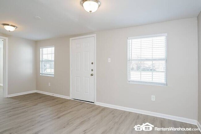 Building Photo - Newly renovated spacious 3 bed/2 bath, wit...