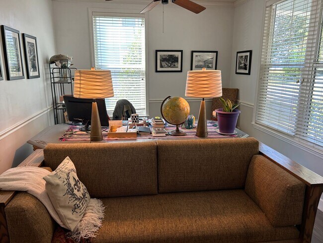 Foto del edificio - Fully Furnished: Stunning 3 - Bedroom 2.5 ...