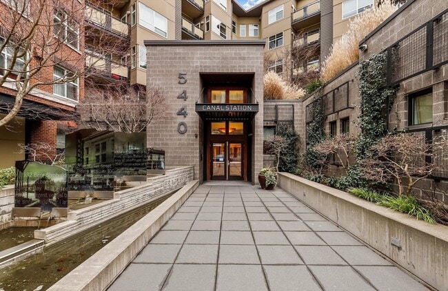 Building Photo - Enjoy comfort and luxury Seattle 1 bed/1 b...