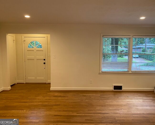 Building Photo - 2021 Woodbine Terrace NE