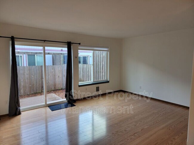 Building Photo - 3121 NE Flintlock Pl