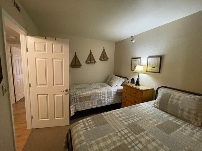 Building Photo - Cozy unit close to skiing!