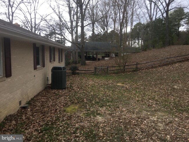 Building Photo - 850 Calvert Beach Rd