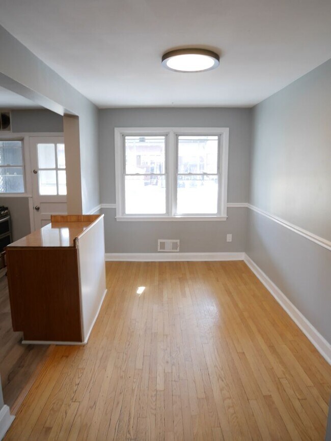 Building Photo - RENT SAVINGS OFFER! Cozy Two Bed/ Two Bath...